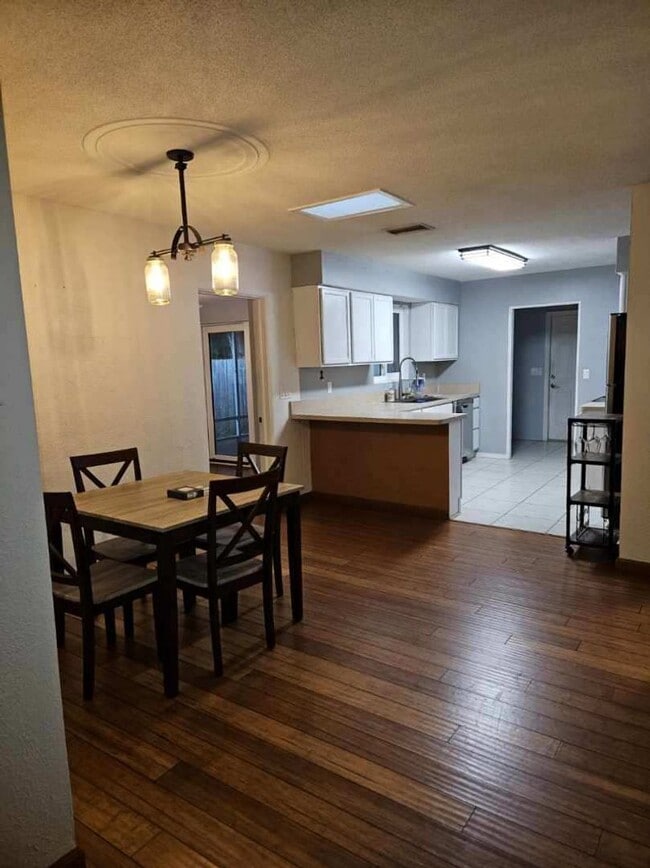 Building Photo - BEAUTIFUL 4 BEDROOM 2 BATH HOME IN THE BEAUTIFUL SOUTH DAYTONA