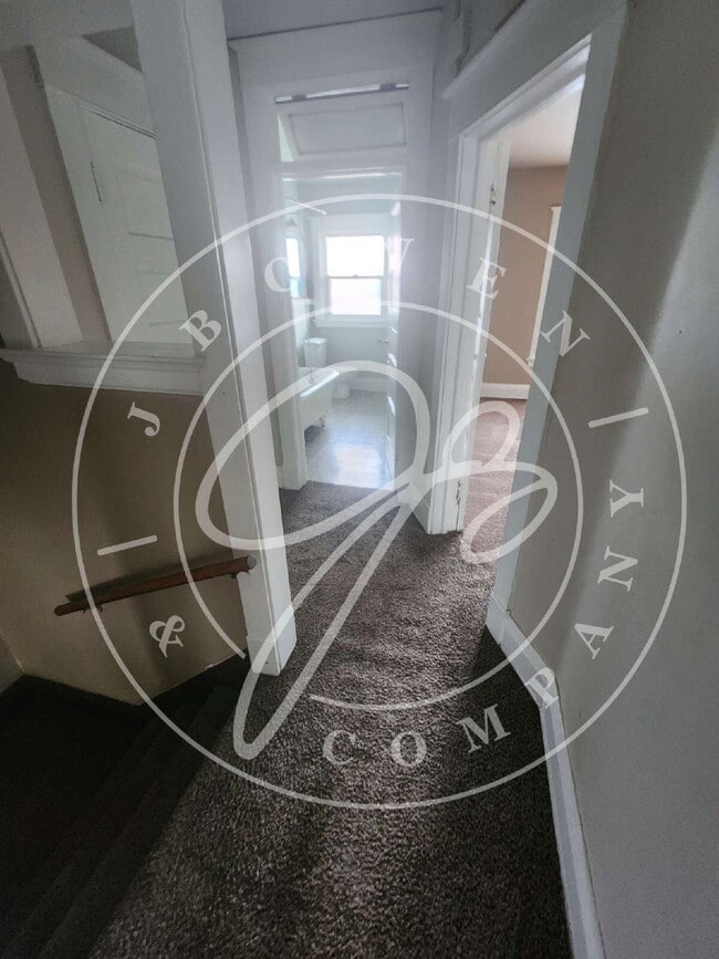 Building Photo - 2 bed 2 story townhouse! Individual baseme...