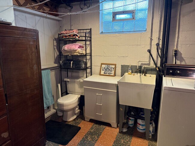 Building Photo - Move-In Ready 2BR Home on Quiet Residential Street in Baldwin/Whitehall!