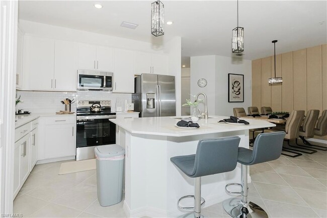 Building Photo - 15275 Green Acre Avenue Unit 338