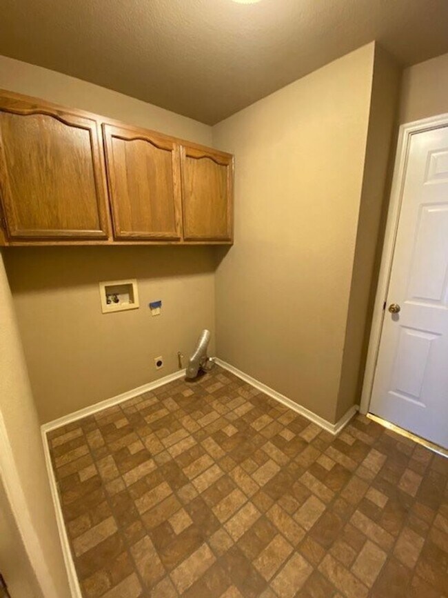 Building Photo - AVAILABLE NOW!! Corner lot 3-Bed, 2-Bath, ...