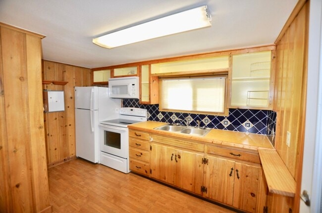 Building Photo - FOR LEASE! 1 BR - 1 BA - 1 Car Garage -  680 sf - Two-Story Apartment in a a Great Location Near ...