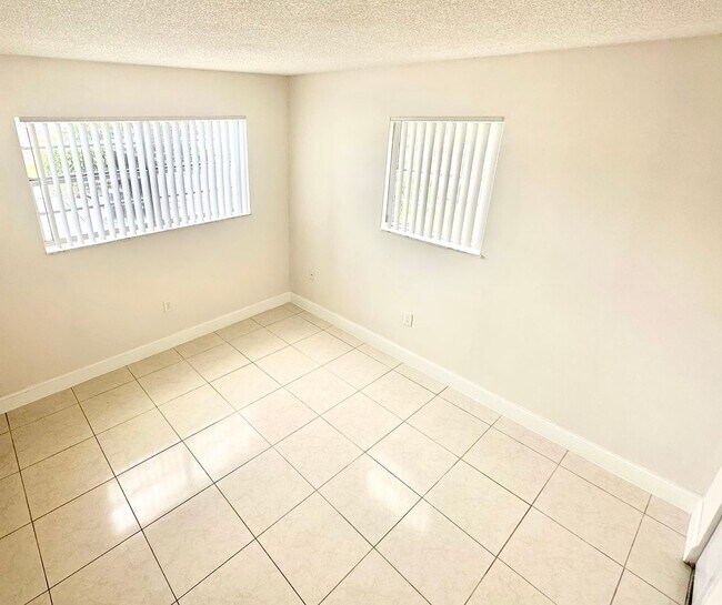 Building Photo - 2-Bed, 1.5-Bath Huge Apartment in the Heart of Miami Gardens!