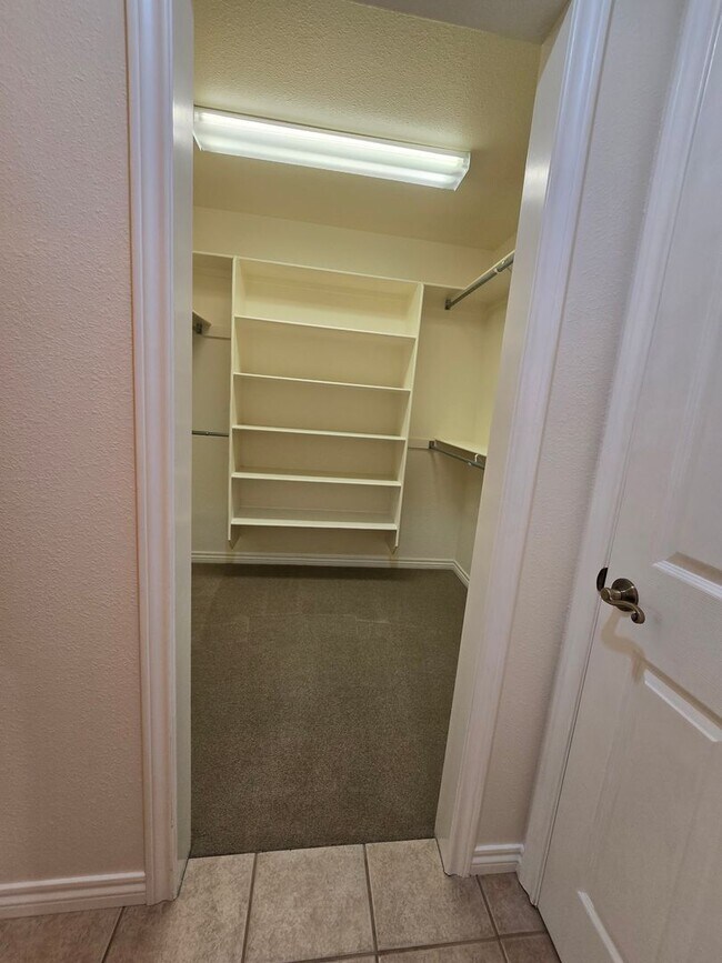 Building Photo - Beautiful single level townhouse located in quiet northwest area.