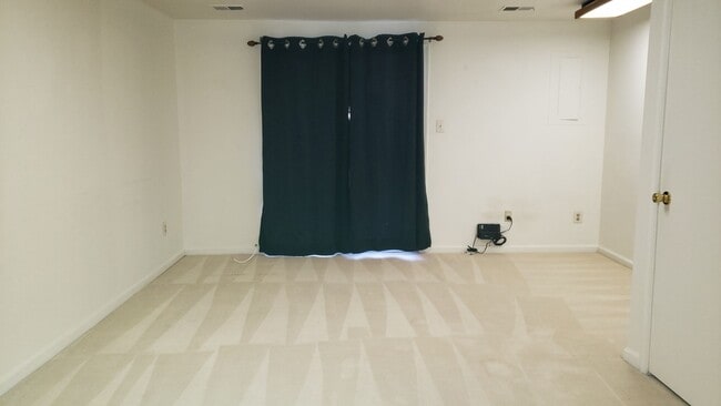 Building Photo - Convenient Location and Great Price!