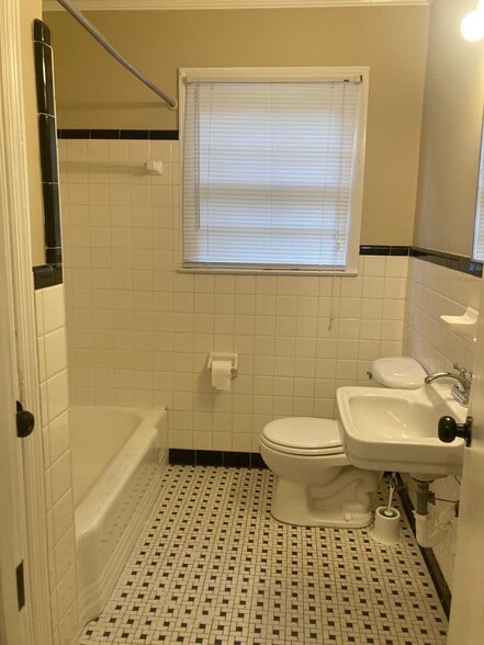 Building Photo - 1034 N PIERCE AVE