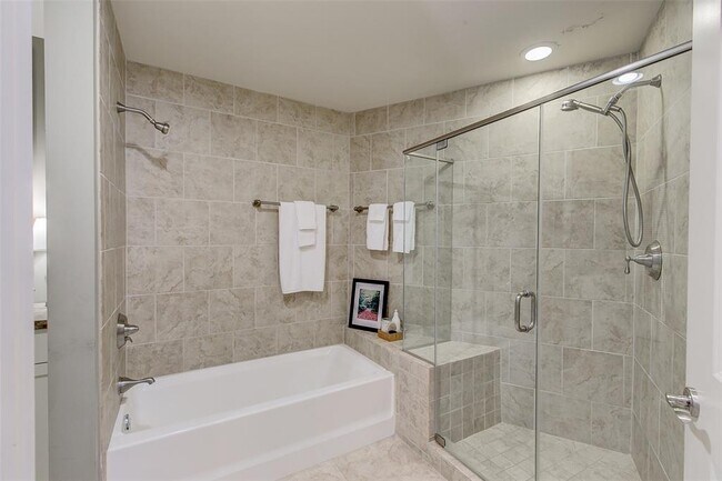 Building Photo - 411 W 7th St