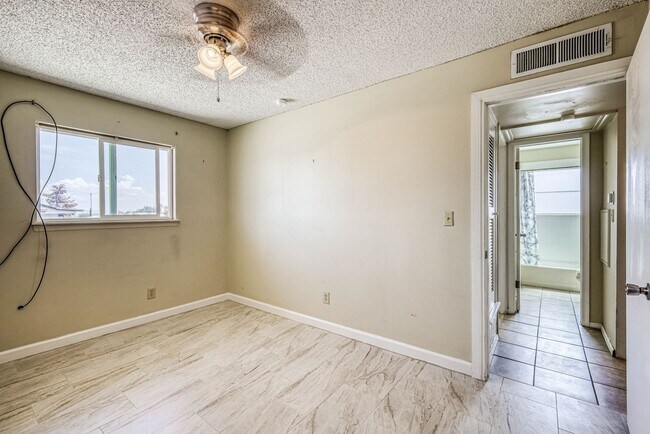 Building Photo - Beautiful 2 bed - 1 baths apartment  part of a TRIPLEX