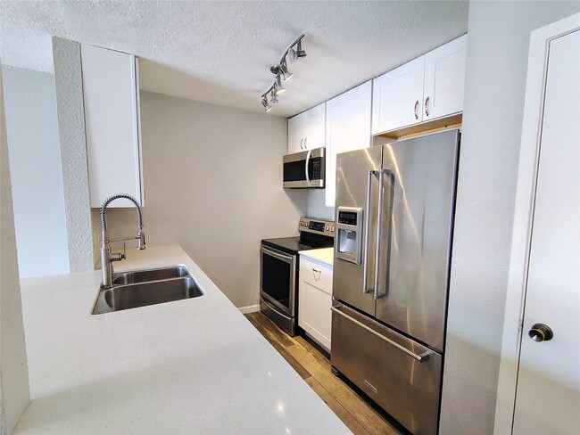 Building Photo - 205 Yacht Club Ln