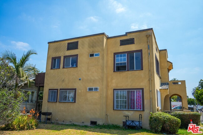 Primary Photo - 1353 W 49th St