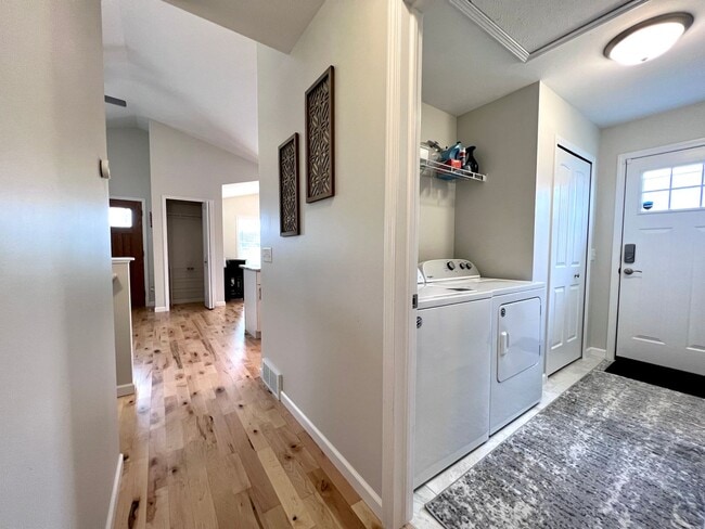 Building Photo - Gorgeous Furnished Home-Ready for move in ...
