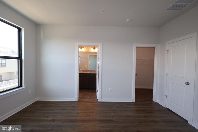 Building Photo - 5014 Henry King Wy