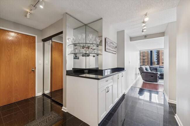 Building Photo - 1122 N Clark St