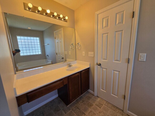 Building Photo - Two Story, 4 Bed, 2.5 Bath in the Stockbri...