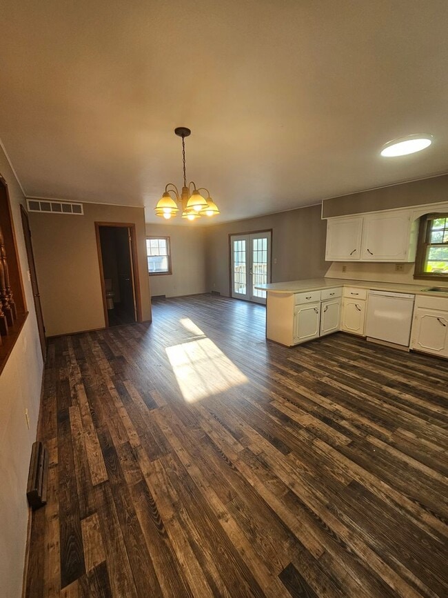 Building Photo - 3 Bedroom | 2 Bathroom | 2 Car Garage | Springfield MO!