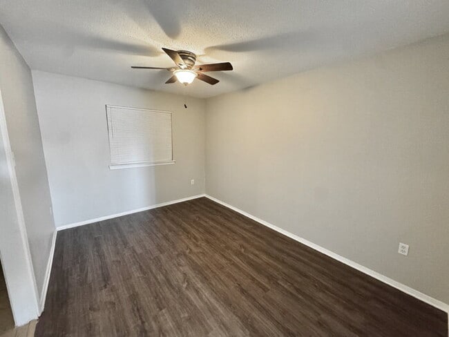 Building Photo - 1742 E Holmes Rd