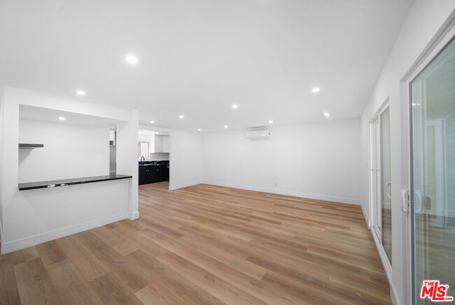 Building Photo - 605 San Vicente Blvd