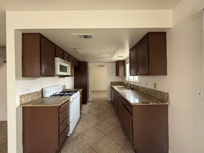 Building Photo - 3 Bedrooms 2.5 Bath home in Hemet