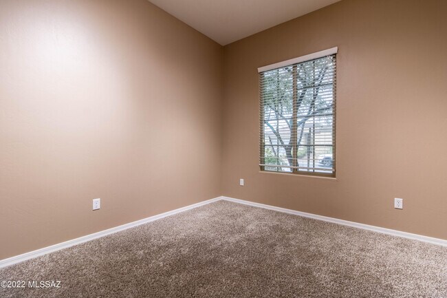 Building Photo - 12565 N Golden Mirror Dr
