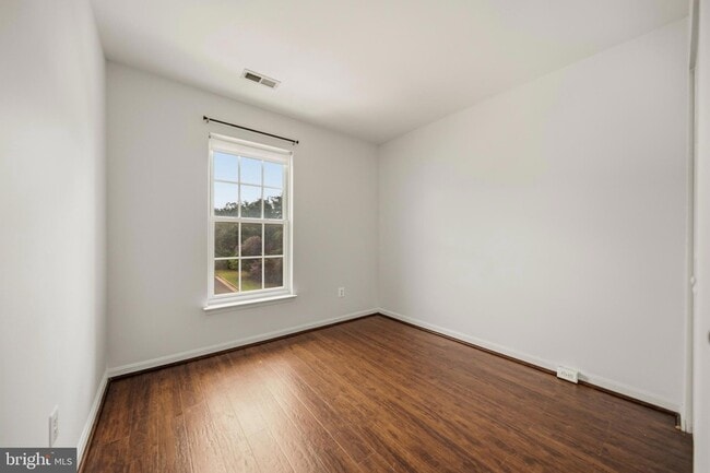 Building Photo - 25251 Dunvegan Square