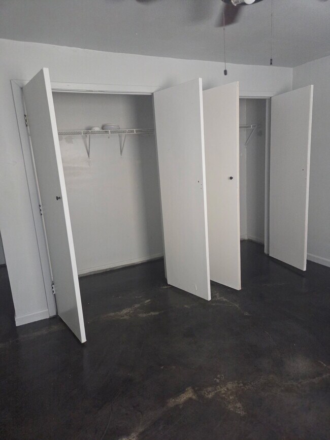 Building Photo - Yoakum - 503 B