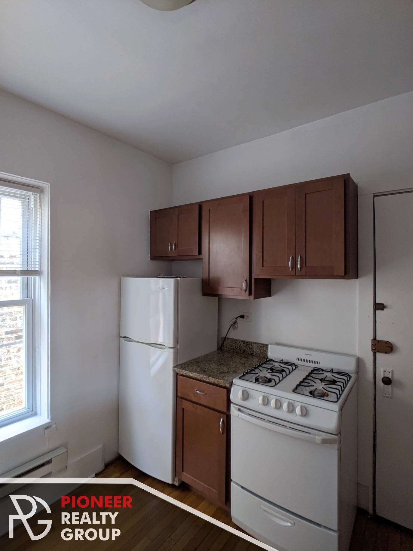 Building Photo - 949 W Cornelia Ave