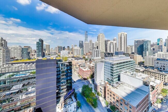 Building Photo - 400 N La Salle Dr