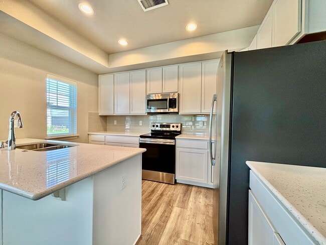 Building Photo - Beautiful 3 bed, 3 bath Townhome in West W...