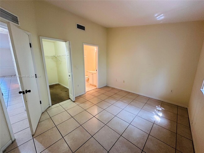 Building Photo - 1320 SE 31st Ct