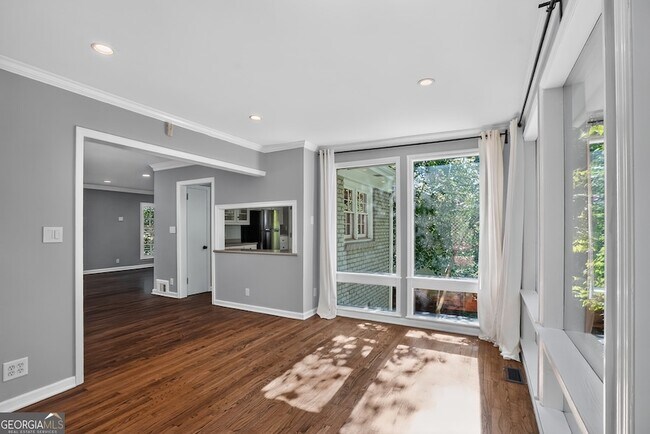 Building Photo - 807 Cardova Dr NE