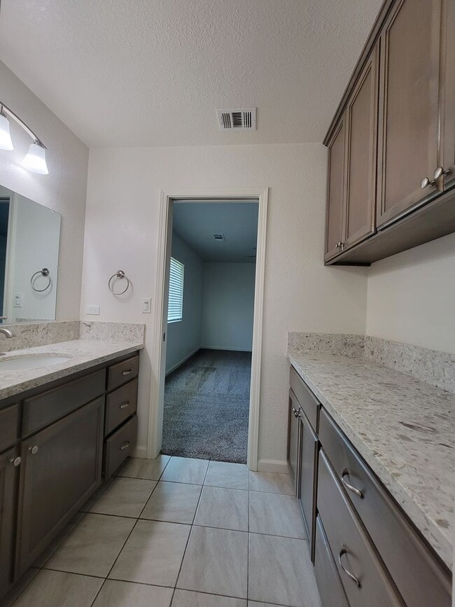 Building Photo - Beautiful 3 Bedroom 2 Bathroom Home in SW Visalia!