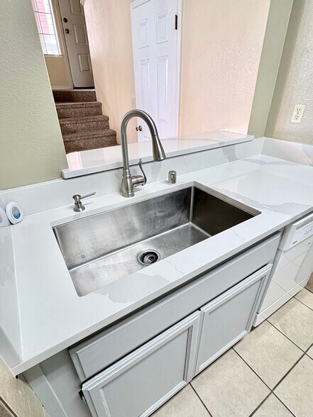 Building Photo - 38 Manchester Ln