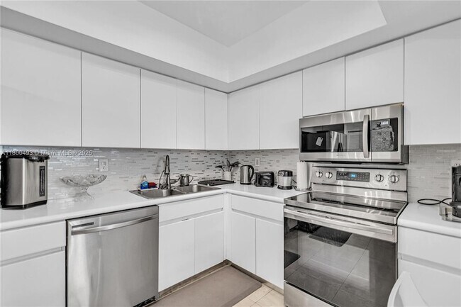 Building Photo - 9455 Collins Ave