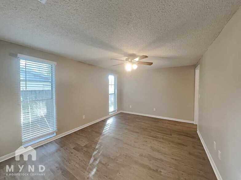 Building Photo - 2233 Selkirk St