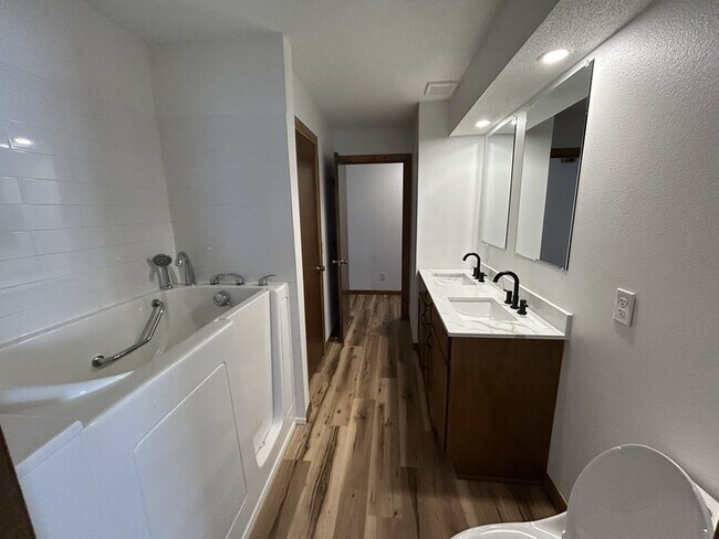 Building Photo - 902 S 17th St