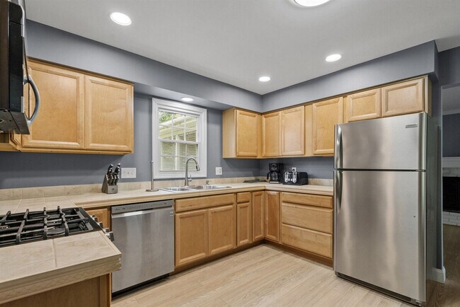 Building Photo - 2 Meadow Ln