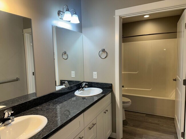 Building Photo - One Month of FREE RENT! 4 Bedroom Apartmen...
