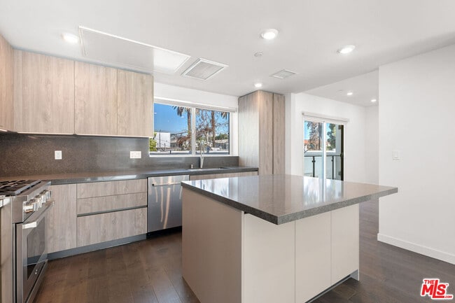 Building Photo - 849 N Alta Vista Blvd
