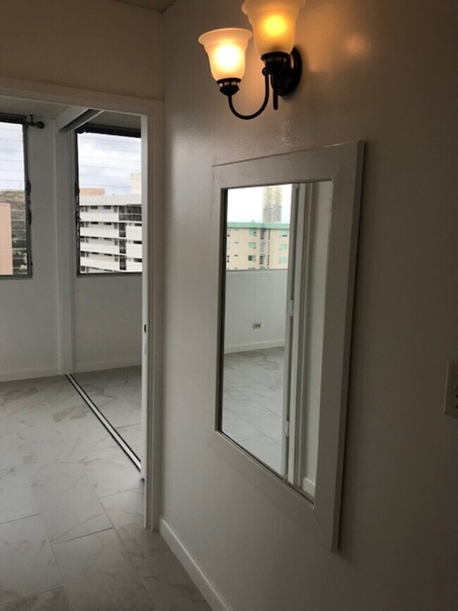 Building Photo - 2-bedrrom, 1-bath Lakeview Gardens