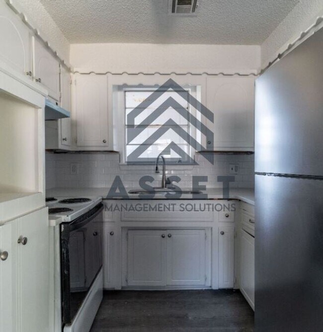 Building Photo - Charming 5 Bedroom Home Available for Lease or Rent to Own!