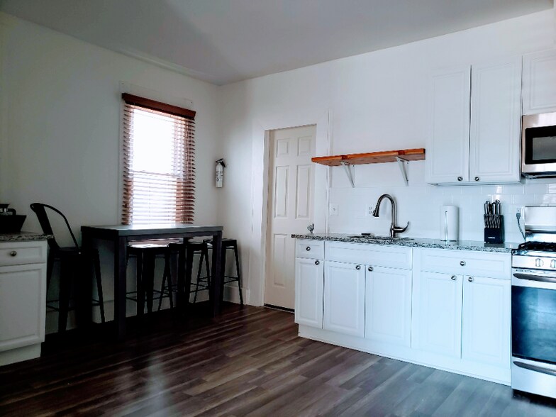 Building Photo - 628 William St