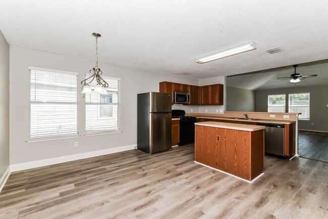 Building Photo - 1034 Hampton Dr