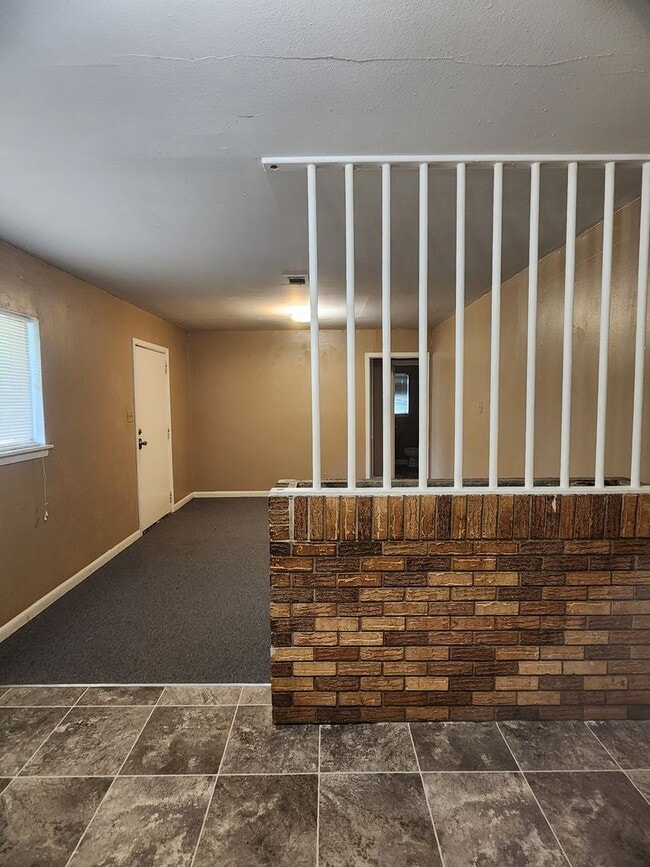 Building Photo - 638 Bringhurst Dr
