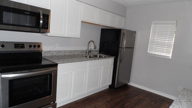 Kitchen - Creekside Apartments