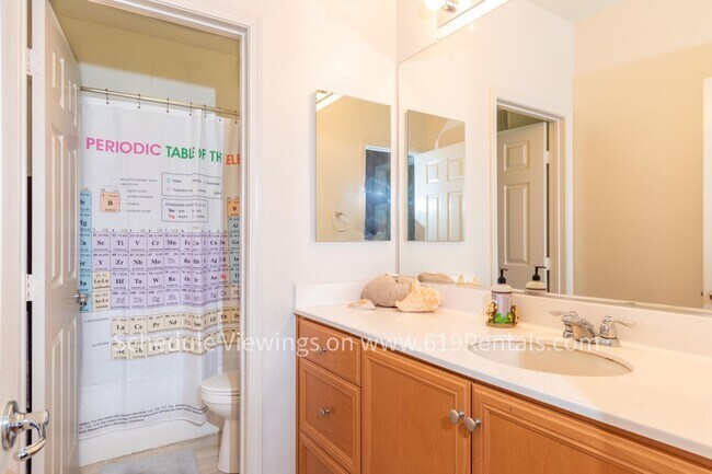 Building Photo - Beautiful 3 Bedroom, 2 Bath Townhouse with 2 car garage