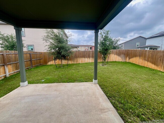 Building Photo - 3/2 Single Story Conveniently Located to B...
