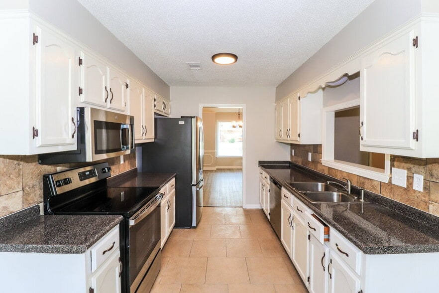Building Photo - 8144 Creekside Cir N
