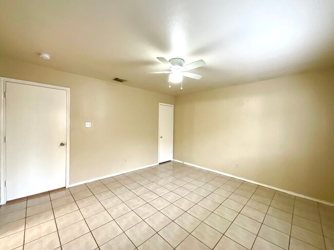 Building Photo - **APPLICATION RECEIVED** **MOVE IN SPECIAL** Charming 3-Bed, 2-Bath Home with Fenced Yard – Pet F...