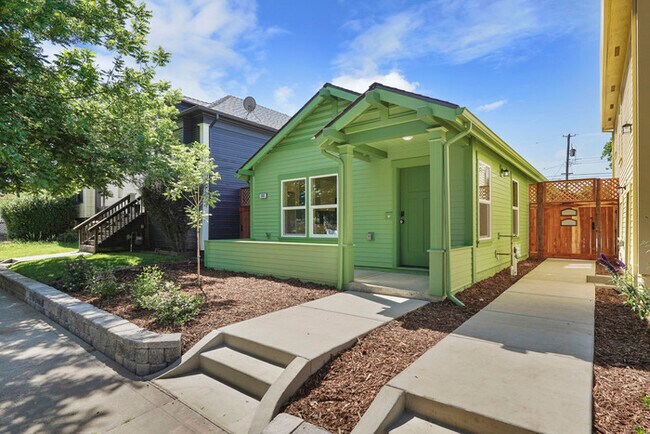 Building Photo - Beautiful 2 bedroom 1 Bathroom for rent in North Oak Park! Close to UC Davis and McGeorge Law