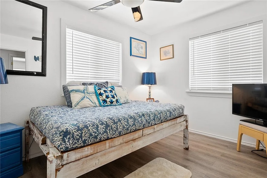 Building Photo - 120 Retama Ln